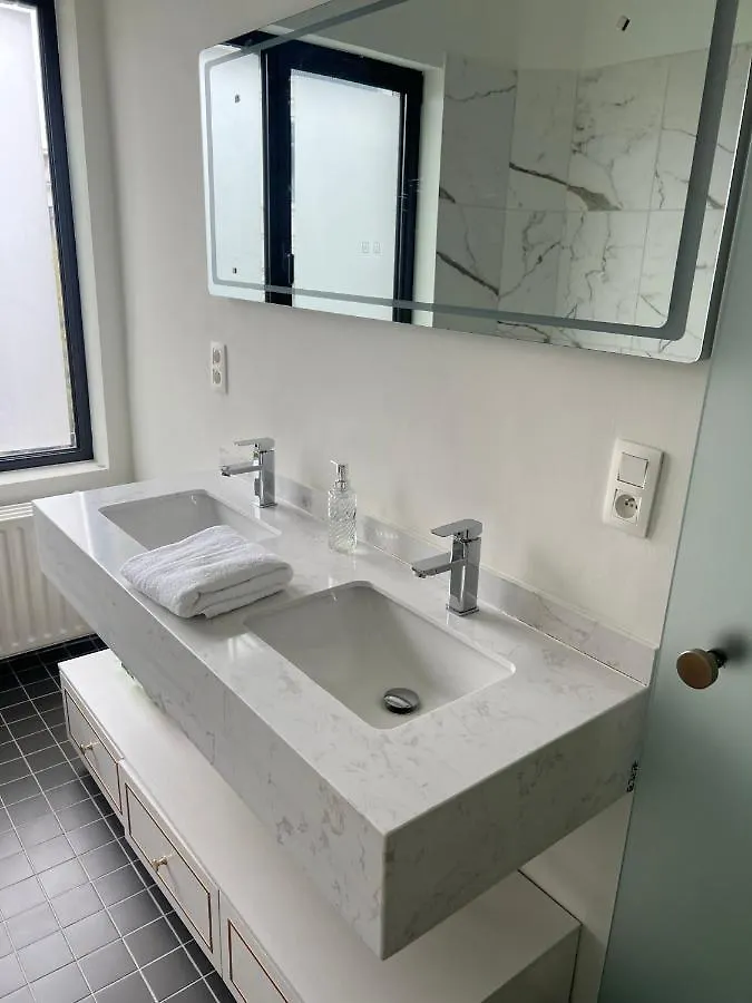 Luxury 2-Bedroom Apart 안트베르펜 0*,